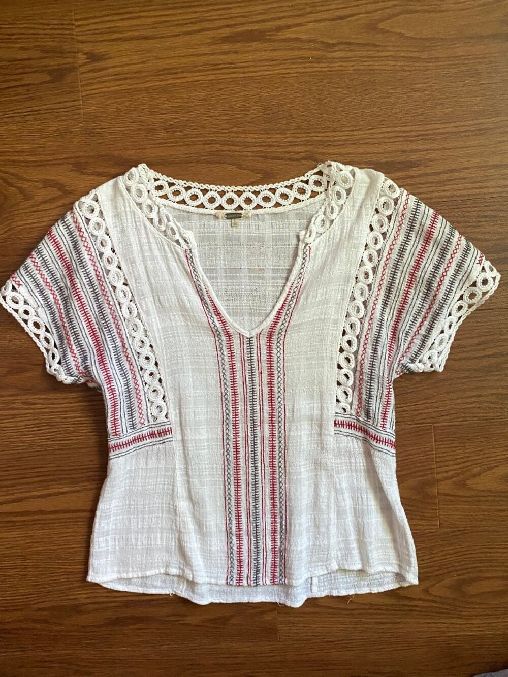 🌾 Gimmicks by BKE White Crochet Lace Embroidered Boho Blouse - L